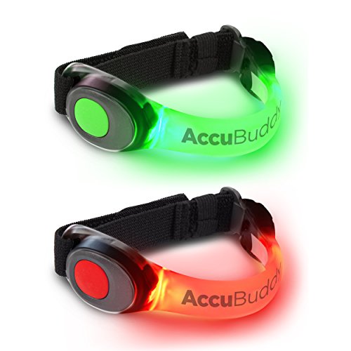 AccuBuddy Brazalete led - Juego de 2 Tiras de luz Brillante de Visibilidad para Todos los Deportes al Aire Libre, Intermitentes, hasta 100h energía, Silicona, Verde/Rojo